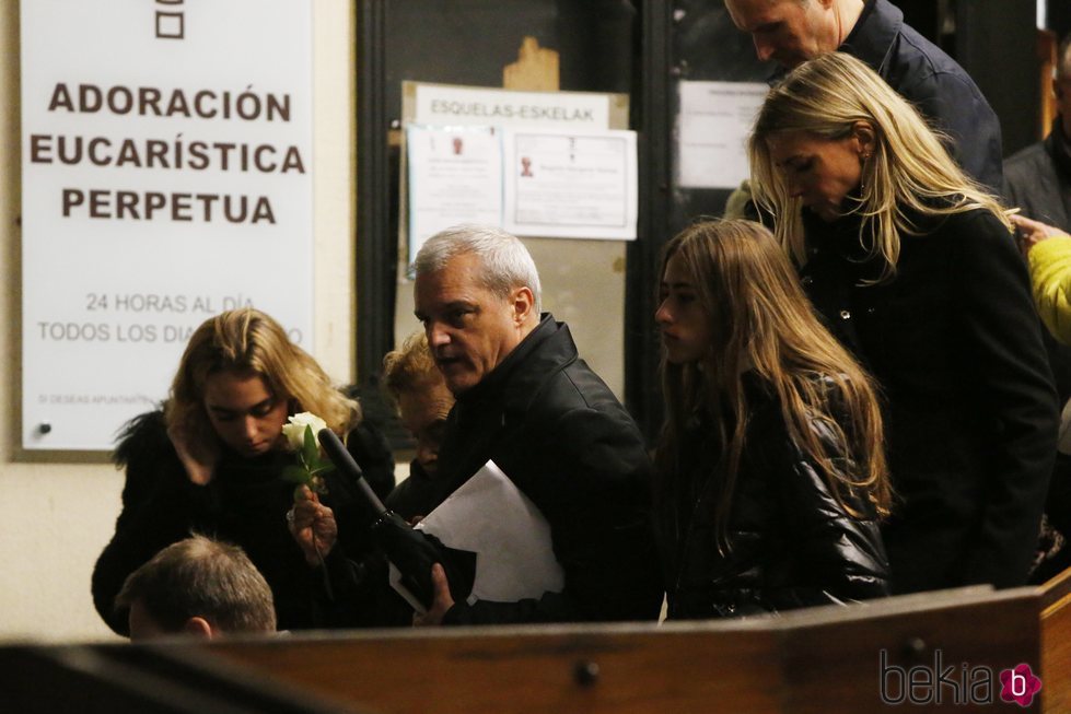 Ramón García en el funeral de su padre junto a su mujer, Patricia Cerezo, y las hijas de ambos