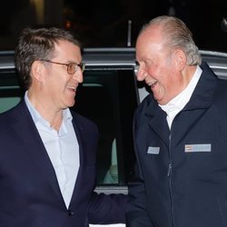 Alberto Núñez Feijóo y el Rey Juan Carlos I a su llegada a una cena en Sanxexo
