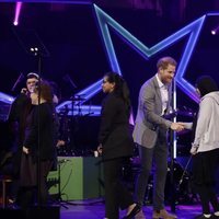 El Príncipe Harry entregando premios en la gala OnSide