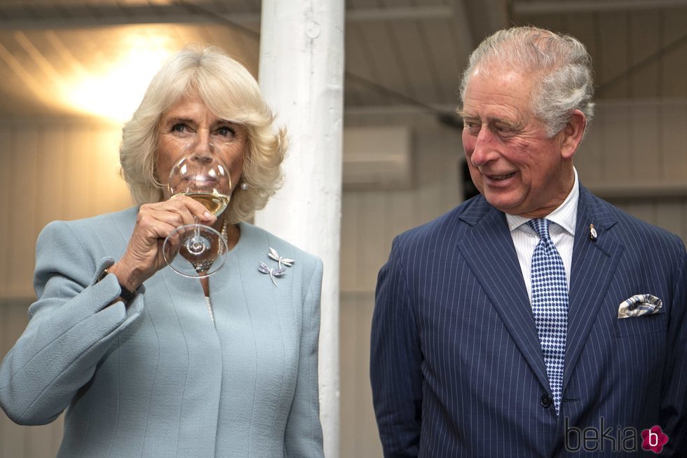 El Príncipe Carlos y Camilla de Cornualles provando los vinos en Auckland