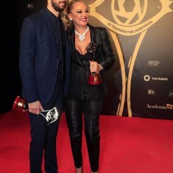 Belén Esteban y David Broncano posando con sus Premios Iris 2019