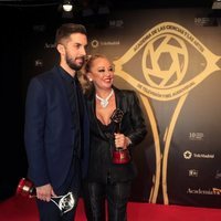 Belén Esteban y David Broncano posando con sus Premios Iris 2019