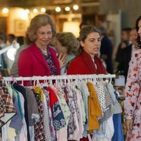 La Reina Letizia y la Reina Sofía durante su visita al Rastrillo Nuevo Futuro 2019