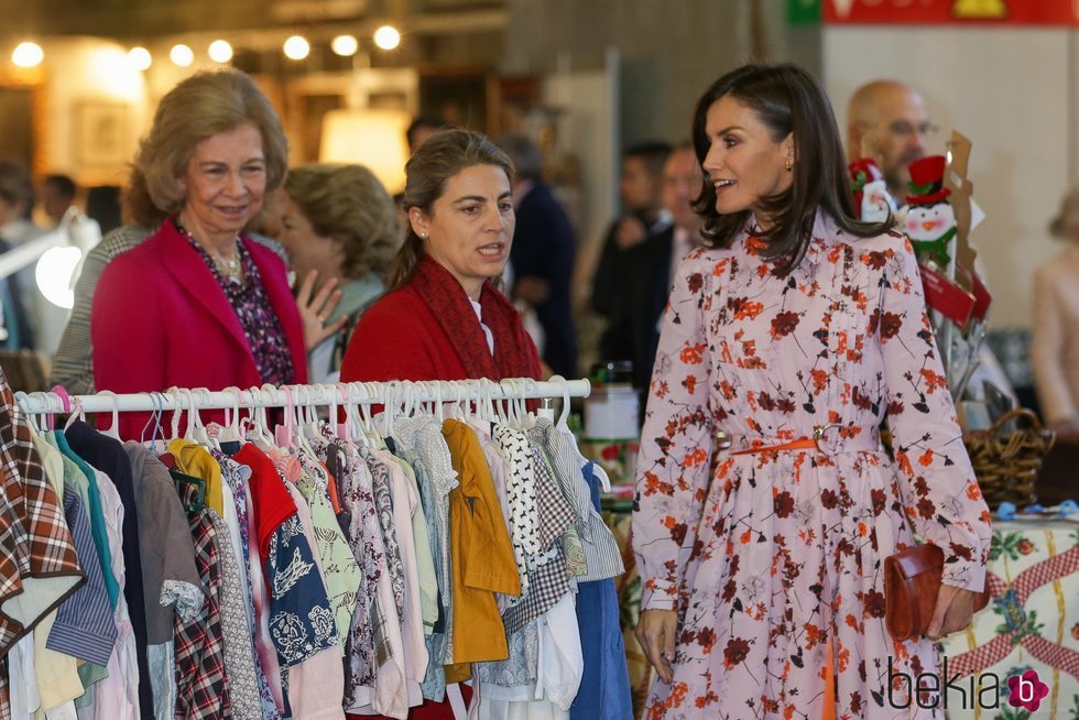 La Reina Letizia y la Reina Sofía durante su visita al Rastrillo Nuevo Futuro 2019
