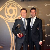 Matías Prats y su hijo Matías Prats posan con el Premio Iris 2019