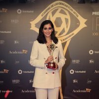 Alba Flores posa en los Premios Iris 2019 con su premio por 'La casa de papel'