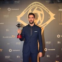 David Broncano posa en los Premios Iris 2019 con su premio por 'La Resistencia'