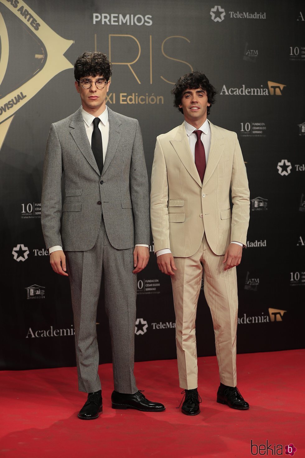 Javier Calvo y Javier Ambrossi en la alfombra roja de los Premios Iris 2019