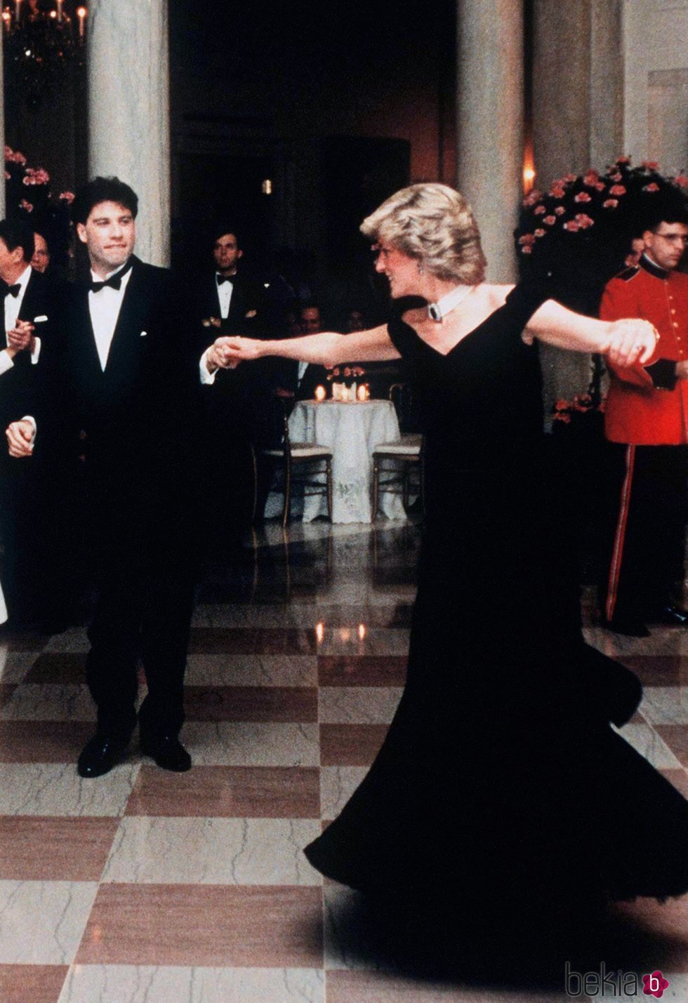 Lady Di y John Travolta bailando en la Casa Blanca en 1985