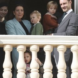 Carolina de Mónaco, Pierre Casiraghi y Beatrice Borromeo con sus hijos Stefano y Francesco y su sobrina India Casiraghi en el Día Nacional de Mónaco