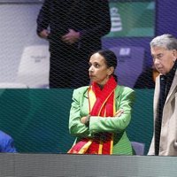 Manolo Santana y su pareja en la Copa Davis 2019