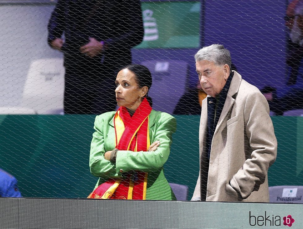 Manolo Santana y su pareja en la Copa Davis 2019