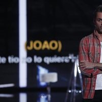 Hugo Castejón escuchando a Adara en la gala 12 de 'GH VIP 7'