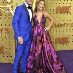 Justin Hartley y Chrishell Stause en los Emmy 2019