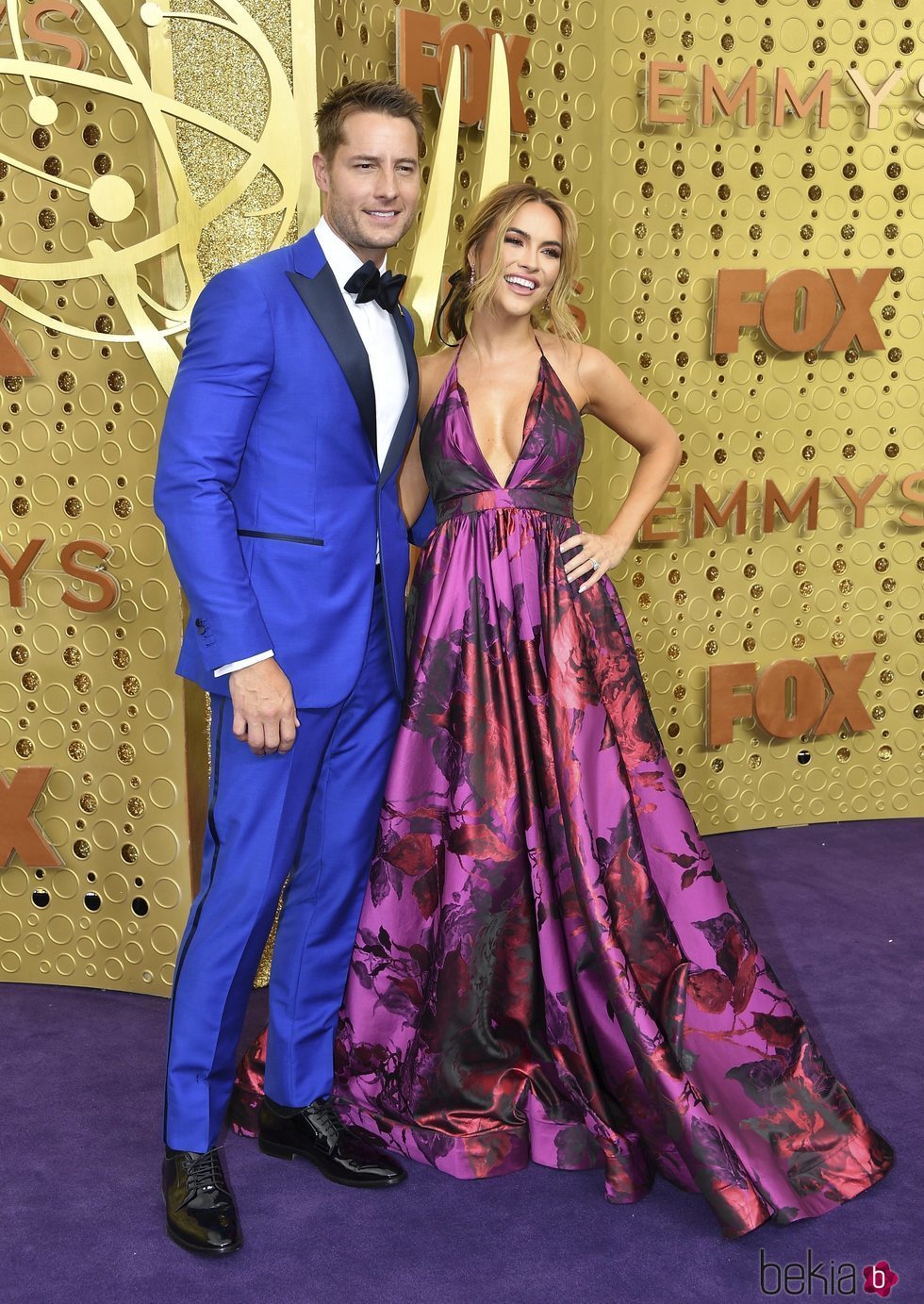 Justin Hartley y Chrishell Stause en los Emmy 2019