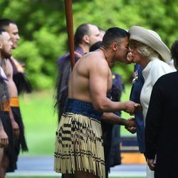 Camila Parker realizando el saludo maorí en su viaje oficial a Nueva Zelanda