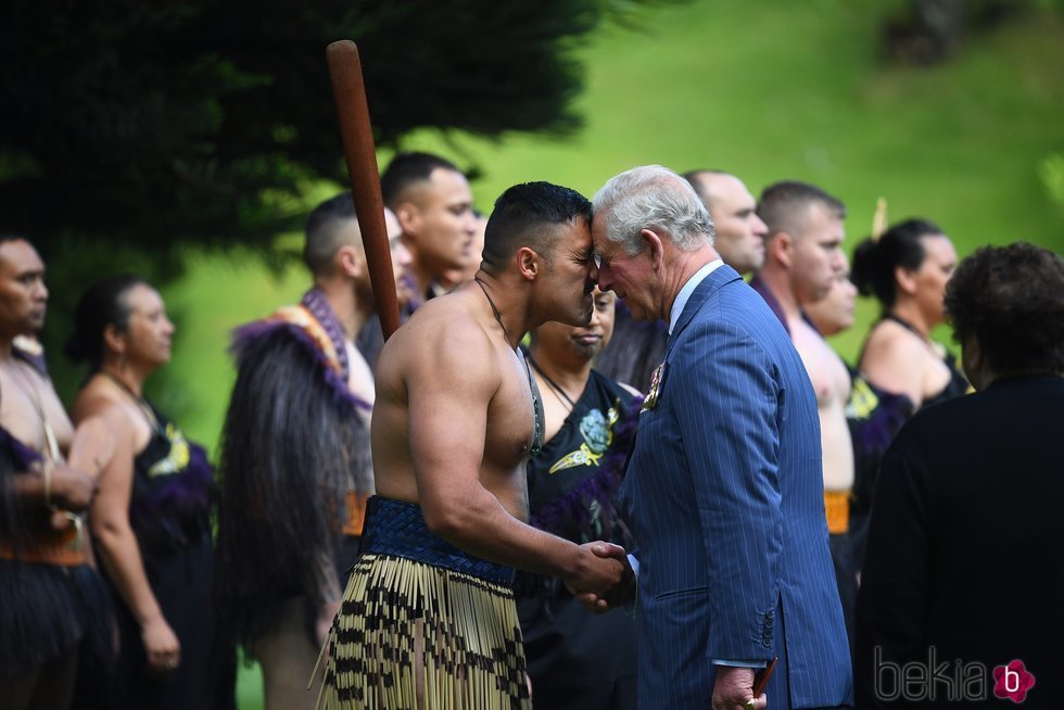 El Príncipe Carlos realizando el saludo maorí en su viaje oficial a Nueva Zelanda