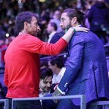 Pablo Motos saludando a Sergio Ramos en la Copa Davis 2019