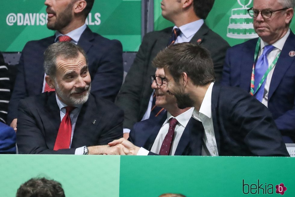 El Rey Felipe y Gerard Piqué compartiendo confidencias en la Copa Davis 2019
