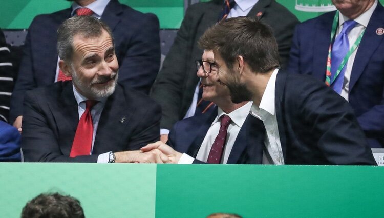 El Rey Felipe y Gerard Piqué compartiendo confidencias en la Copa Davis 2019