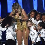 Taylor Swift junto a los niños bailarines en su actuación de los AMAs 2019
