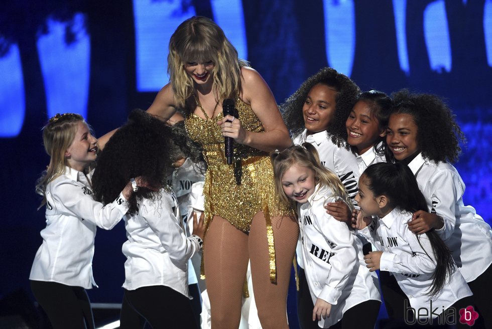Taylor Swift junto a los niños bailarines en su actuación de los AMAs 2019