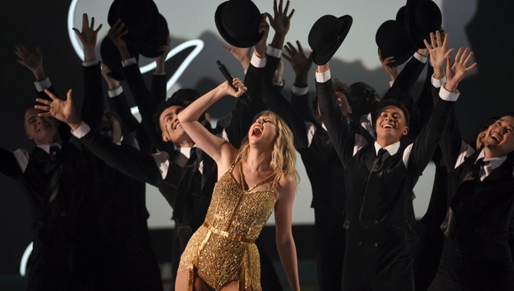 Taylor Swift actuando durante la gala de los premios AMAs 2019