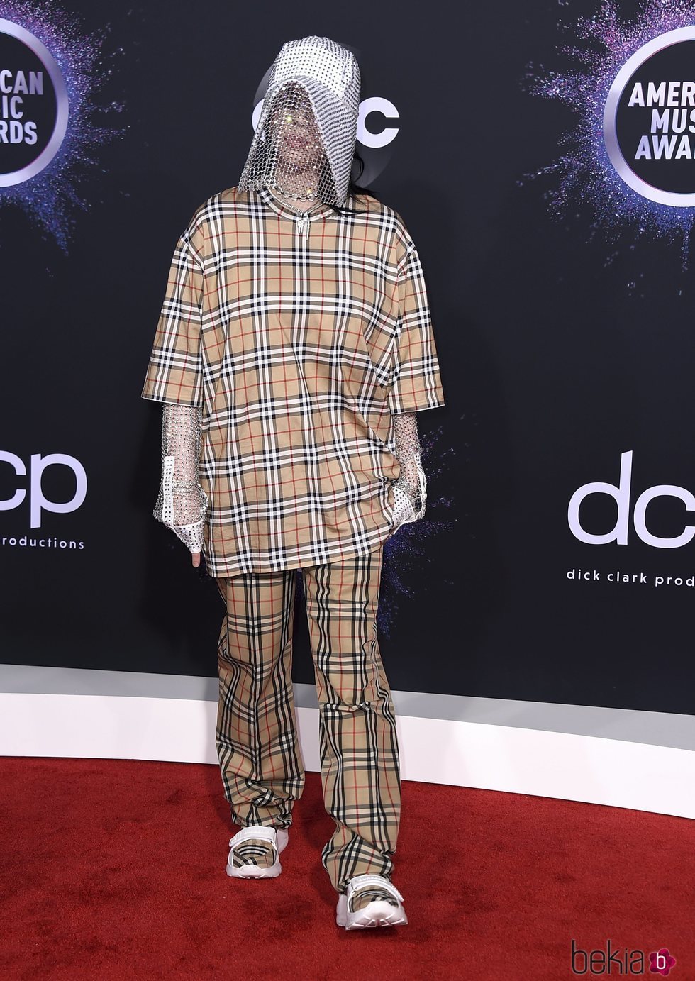 Billie Eilish en la alfombra roja de los premios AMAs 2019