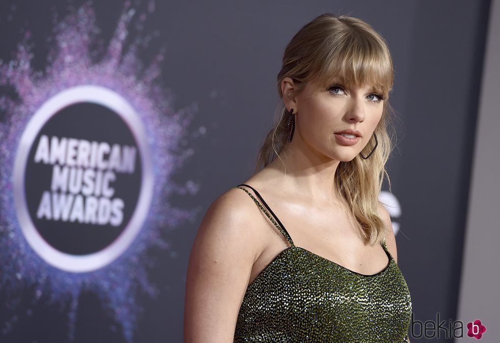 Taylor Swift en la alfombra roja de los premios AMAs 2019