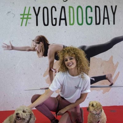 Esther Acebo con sus perros en el Yoga Dog Day de Purina