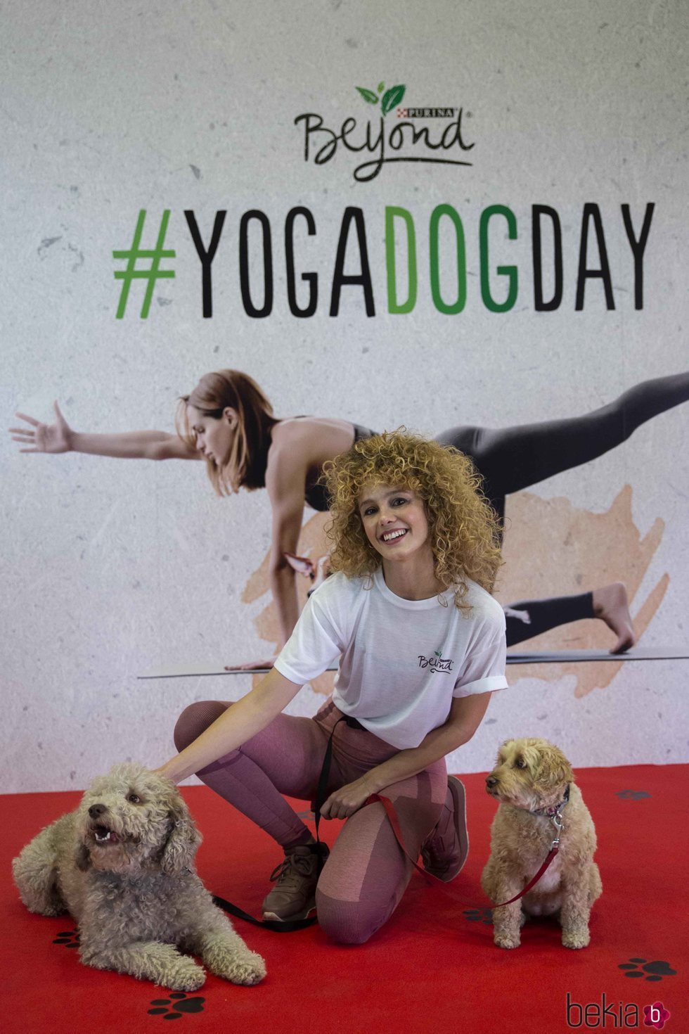 Esther Acebo con sus perros en el Yoga Dog Day de Purina