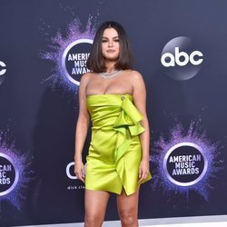 Selena Gomez en la alfombra roja de los premios AMAs 2019