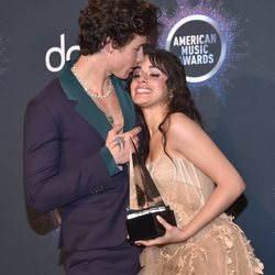 Shawn Mendes besando a Camila Cabello en los AMAs 2019