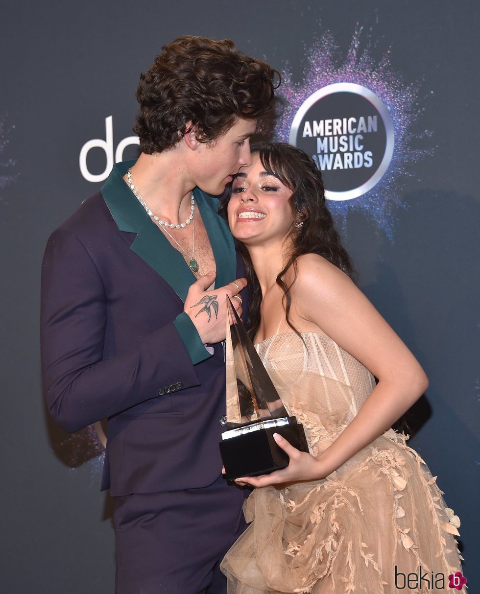 Shawn Mendes besando a Camila Cabello en los AMAs 2019