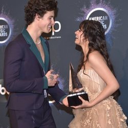 Camila Cabello y Shawn Mendes posando con su premio en los AMAs 2019