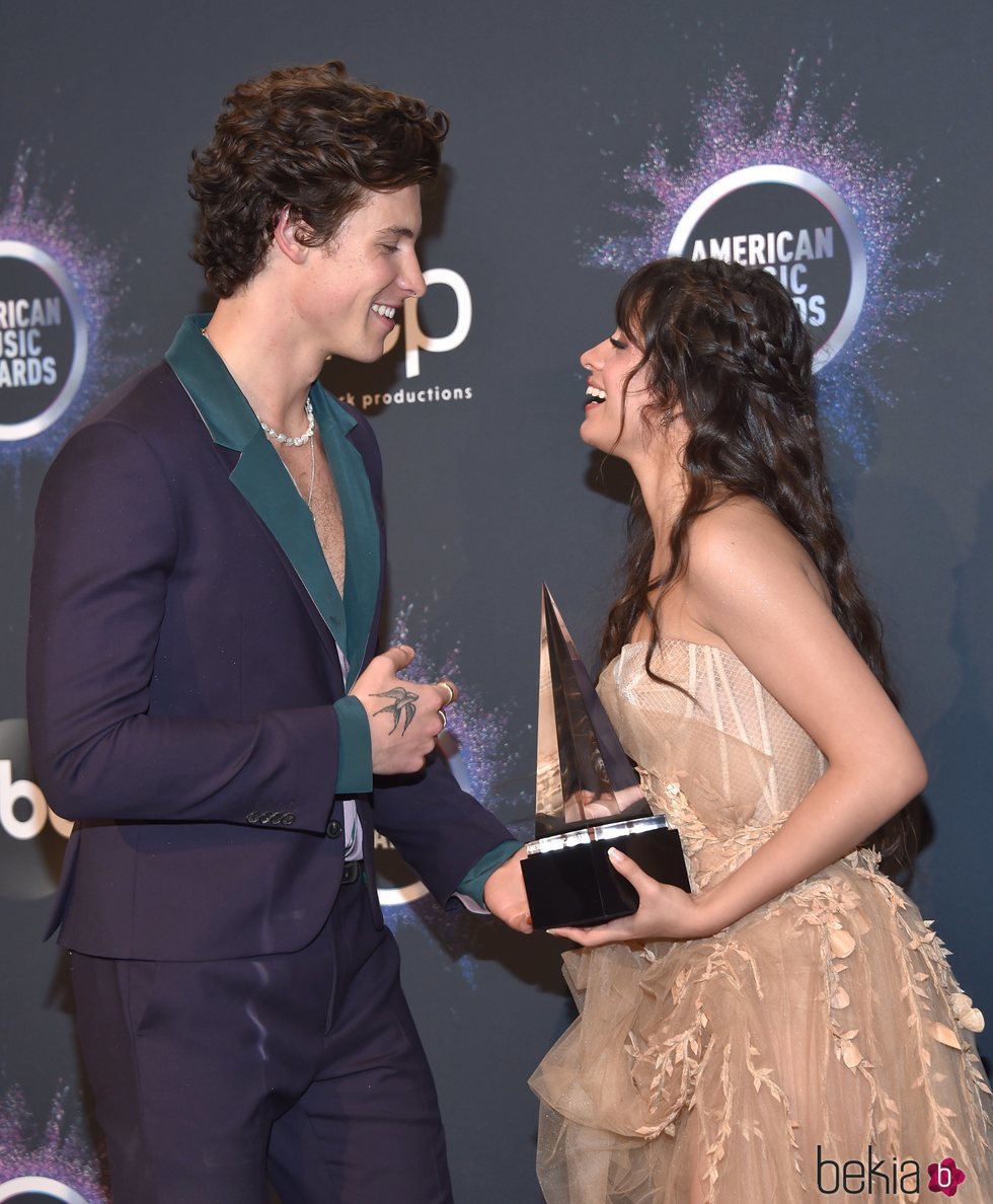 Camila Cabello y Shawn Mendes posando con su premio en los AMAs 2019