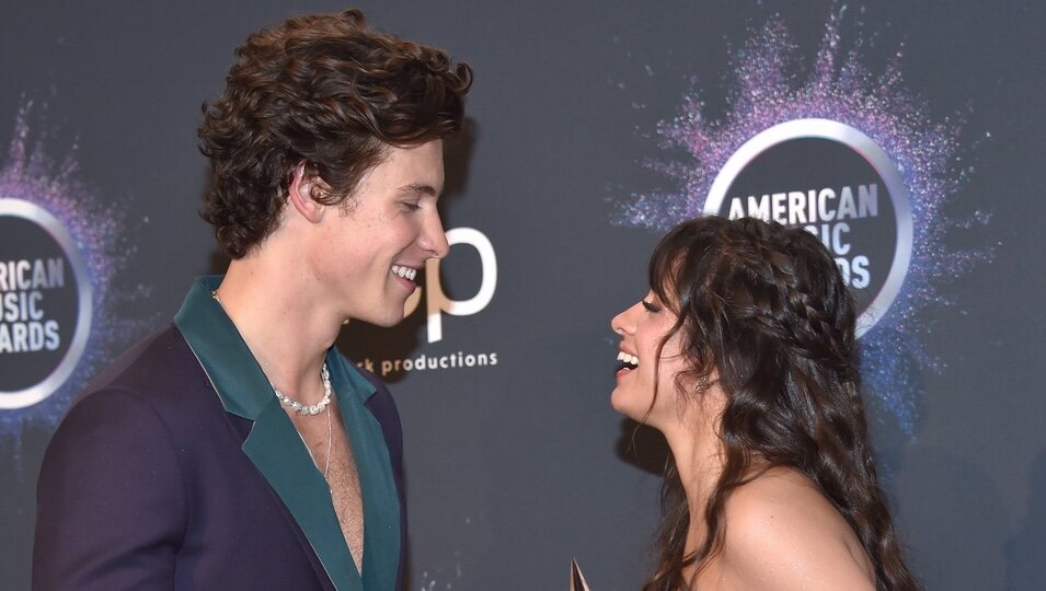 Camila Cabello y Shawn Mendes posando con su premio en los AMAs 2019