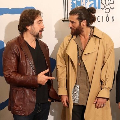 Javier Bardem charlando con Can Yaman en los Premios Actúa 2019