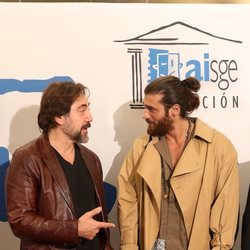 Javier Bardem charlando con Can Yaman en los Premios Actúa 2019