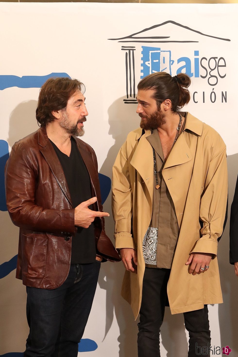 Javier Bardem charlando con Can Yaman en los Premios Actúa 2019