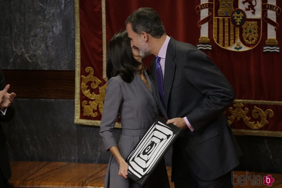 El Rey Felipe besando a la Reina Letizia tras entregarle un premio por su labor de concienciación de violencia de género