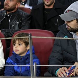 Gerard Piqué, pendiente de su hijo Milan en un partido del Barça