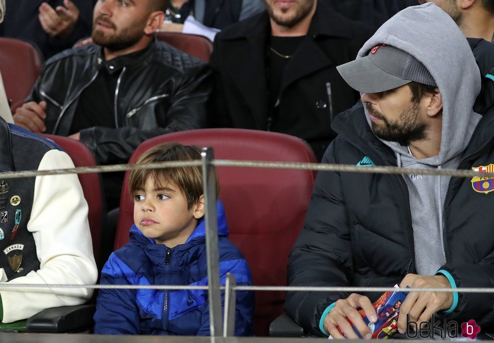 Gerard Piqué, pendiente de su hijo Milan en un partido del Barça