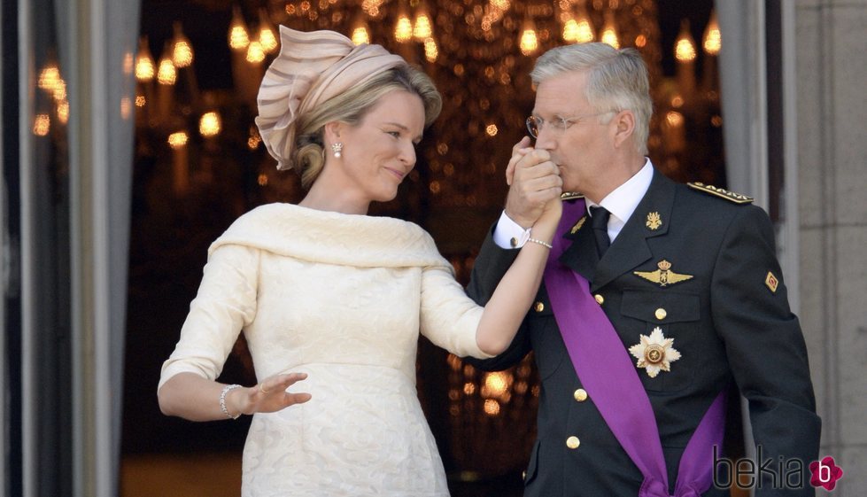 Cariñoso gesto entre los Reyes Felipe y Matilde de Bélgica el día de su proclamación