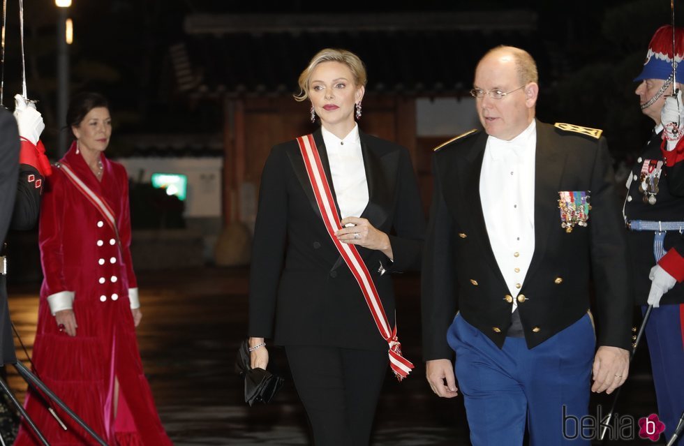 Alberto y Charlene de Mónaco y la Princesa Carolina de Mónaco en la gala del Día Nacional de Mónaco 2019