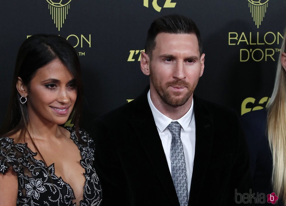 Antonella Rocuzzo y Leo Messi en la entrega del Balón de Oro 2019
