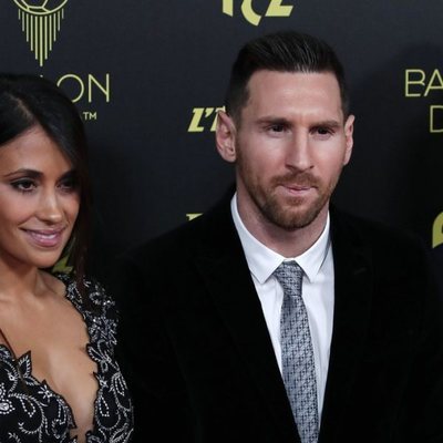 Antonella Rocuzzo y Leo Messi en la entrega del Balón de Oro 2019