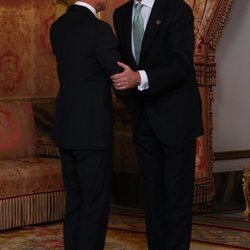 El Rey Felipe saluda a Enrique de Luxemburgo en la recepción por la Conferencia sobre el Cambio Climático