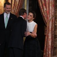 La Reina Letizia saluda a Enrique de Luxemburgo en la recepción por la Conferencia sobre el Cambio Climático