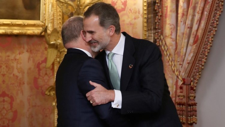 El Rey Felipe saluda a Alberto de Mónaco en la recepción por la Conferencia sobre el Cambio Climático